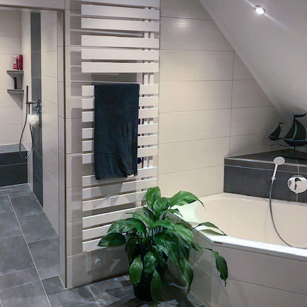 Komplettbadsanierung mit Eckbadewanne und barrierefreier Dusche in Wippingen 4