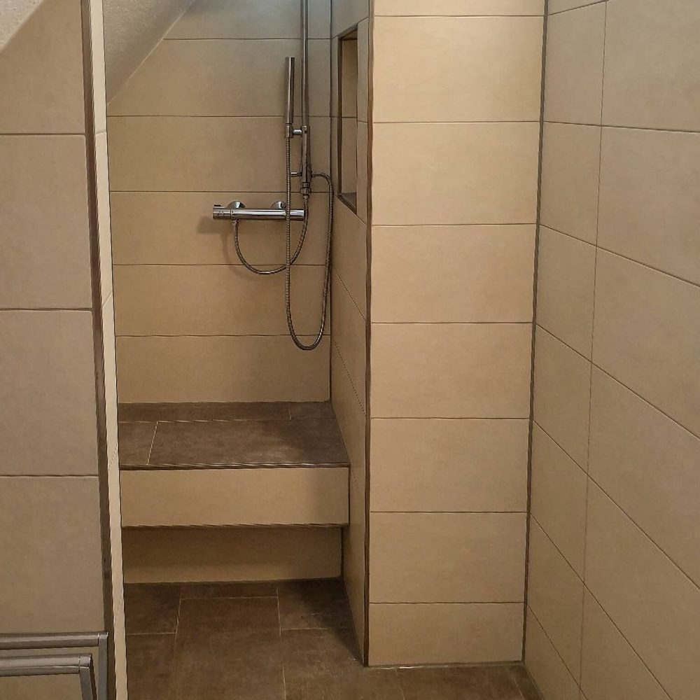 Teilbadsanierung mit barrierefreier Dusche und großen Fliesen in Aschendorf 1